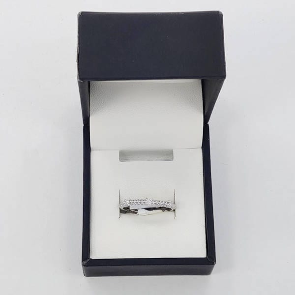 Diamond & White Gold Ring 1.94 Grams - 0.10 Carats